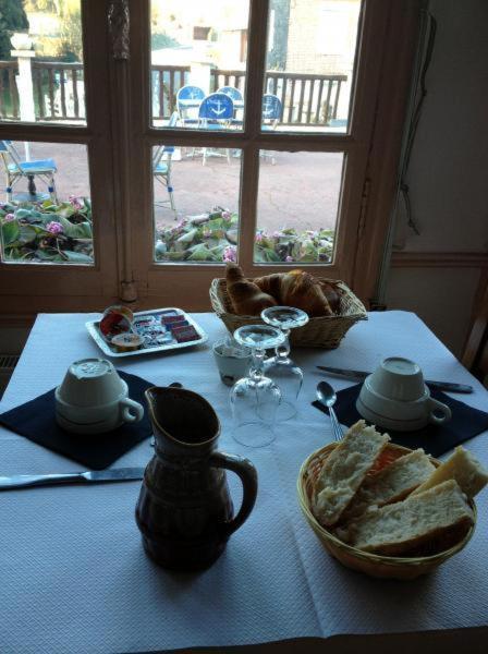 Restaurant & Chambres D'Hotes L'Eau Vive Fatouville-Grestain Exterior photo